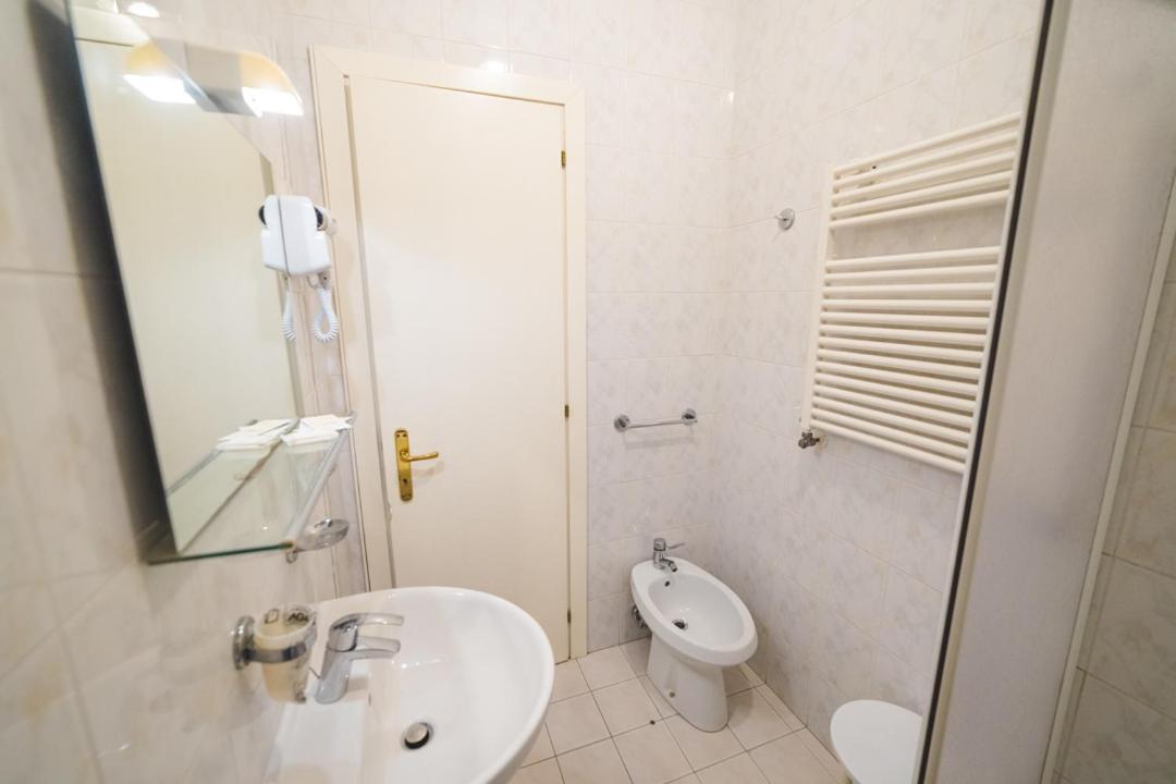 Hotel Grand Prix Sottomarina Exteriör bild